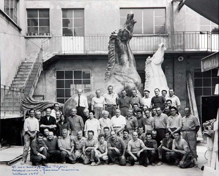 Gli operai della Fonderia Battaglia con il cavallo realizzato per la Rai, progettato da Francesco Messina, 1966