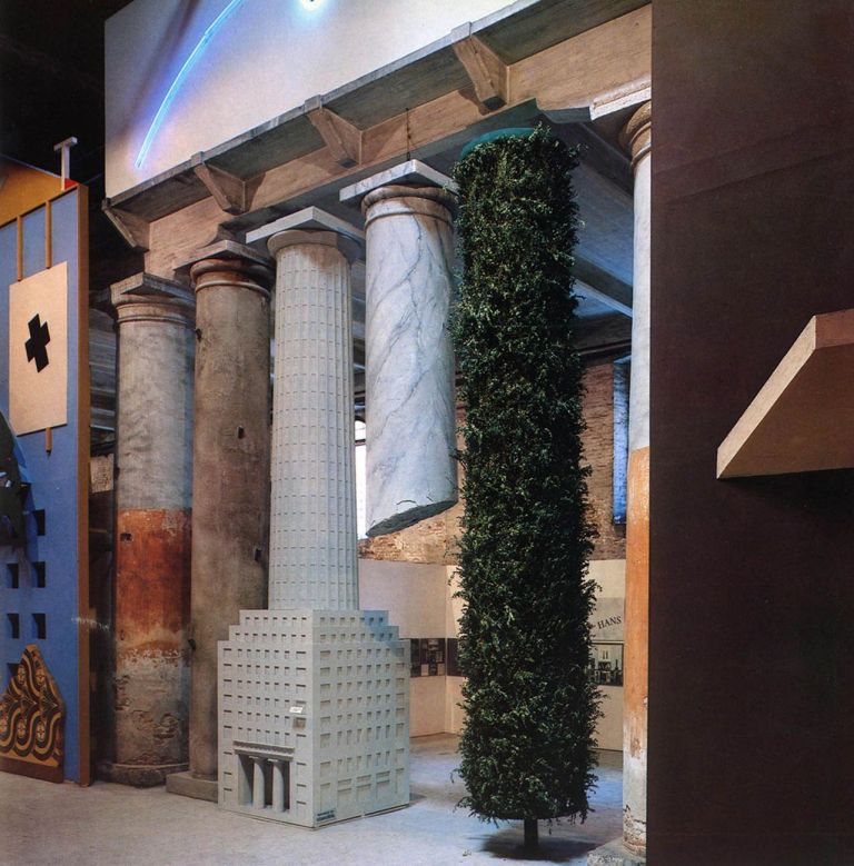 La Strada Novissima. Installation view con la facciata di Hollein. Biennale di Venezia, 1980. Courtesy Paolo Portoghesi