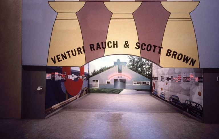 La Strada Novissima. Installation view con la facciata di Venturi. Biennale di Venezia, 1980. Courtesy Paolo Portoghesi