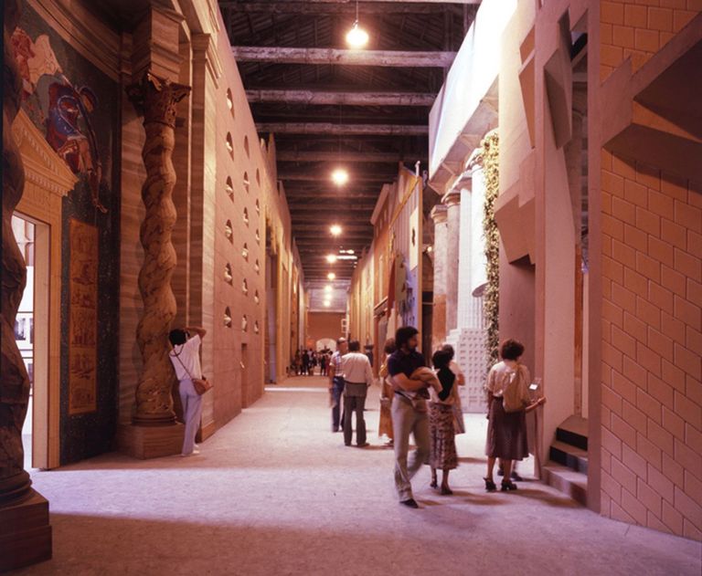 La Strada Novissima. Installation view con le facciate di Gordon Smith, GRAU, Holein e Scolari. Biennale di Venezia, 1980. Courtesy Paolo Portoghesi
