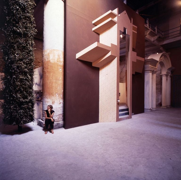 La Strada Novissima. Installation view con le facciate di Hollein, Scolari e Greenberg. Biennale di Venezia, 1980. Courtesy Paolo Portoghesi