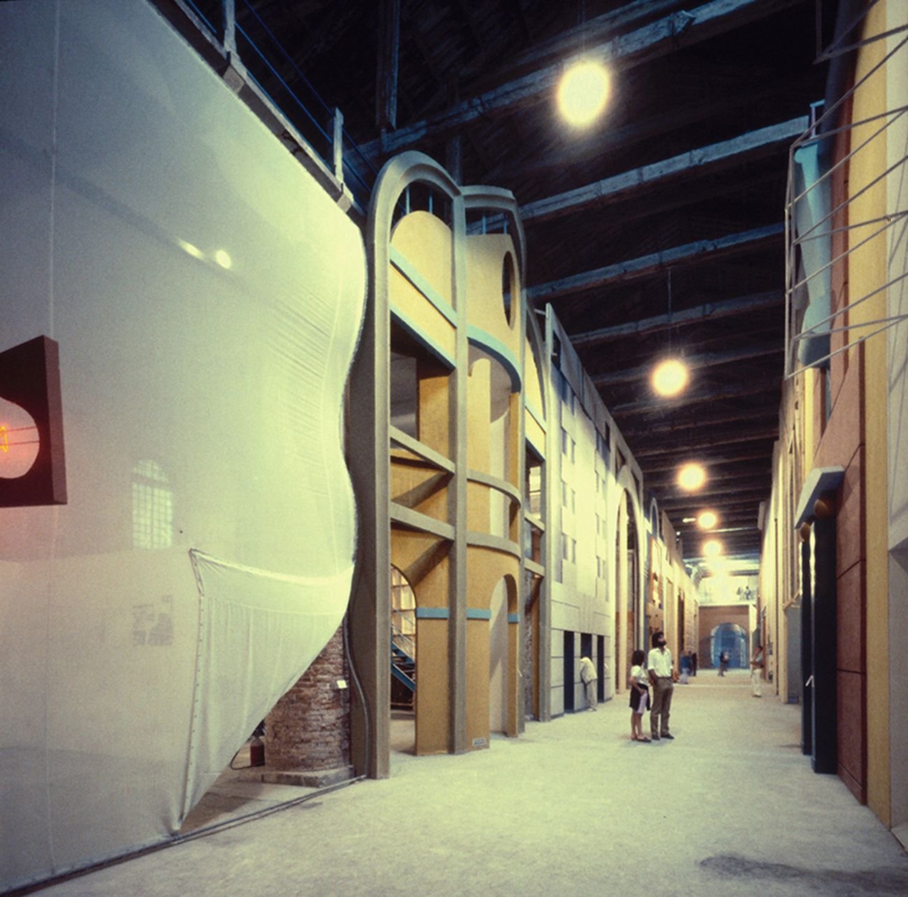 La Strada Novissima. Installation view con le facciate di Koolhaas e Portoghesi. Biennale di Venezia, 1980. Courtesy Paolo Portoghesi