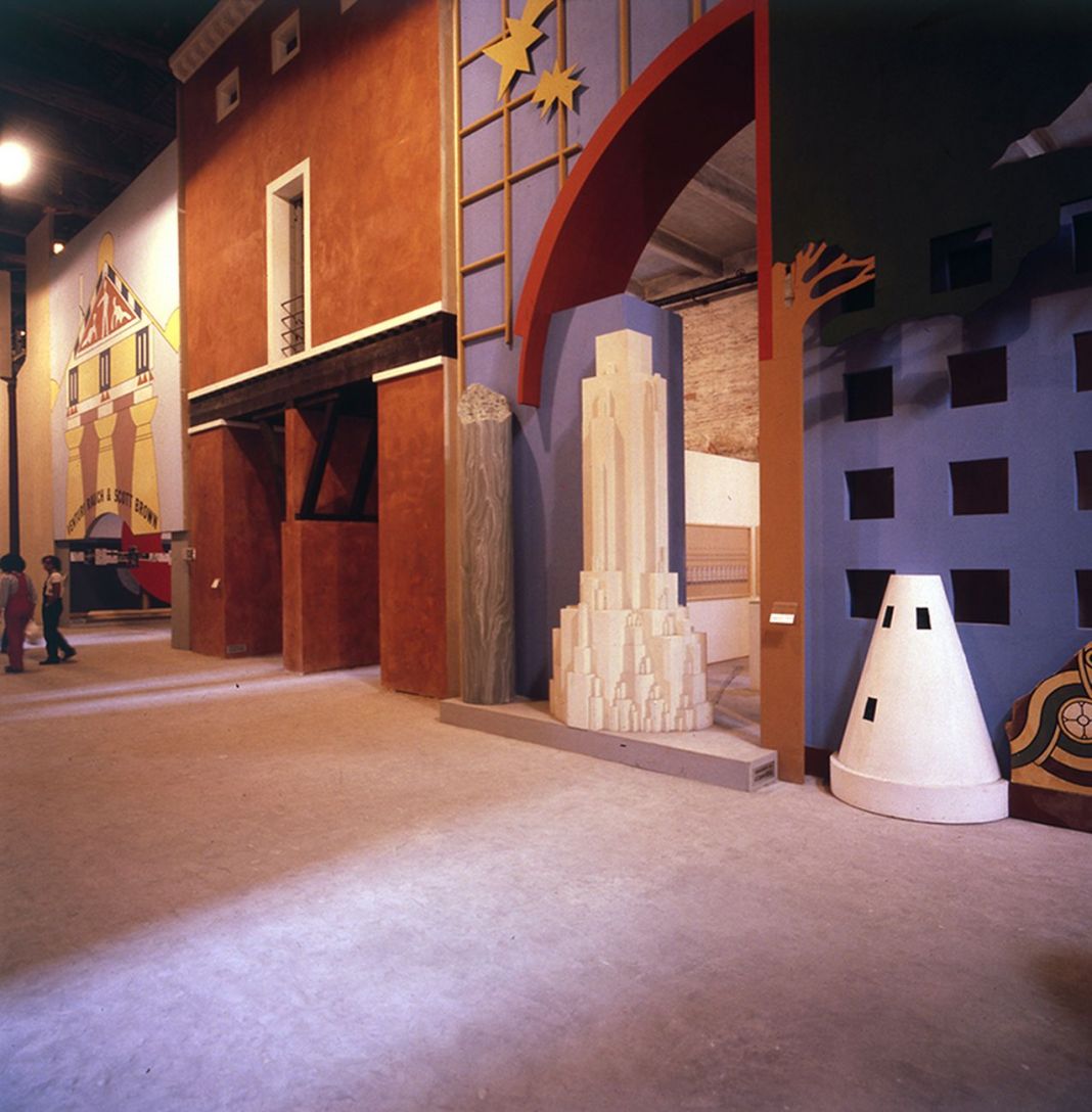 La Strada Novissima. Installation view con le facciate di Venturi, Krier e Kleihues. Biennale di Venezia, 1980. Courtesy Paolo Portoghesi