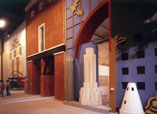 La Strada Novissima. Installation view con le facciate di Venturi, Krier e Kleihues. Biennale di Venezia, 1980. Courtesy Paolo Portoghesi