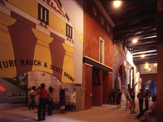 La Strada Novissima. Installation view con le facciate di Venturi e Krier. Biennale di Venezia, 1980. Courtesy Paolo Portoghesi