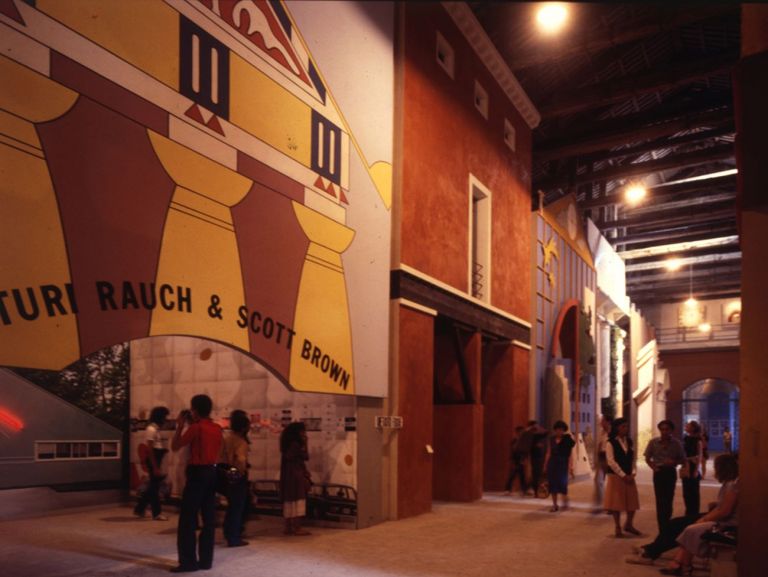 La Strada Novissima. Installation view con le facciate di Venturi e Krier. Biennale di Venezia, 1980. Courtesy Paolo Portoghesi
