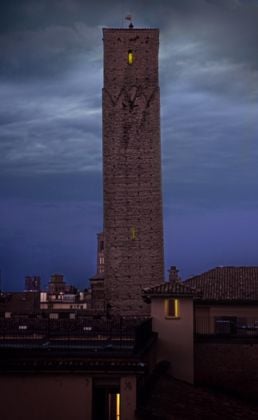 La Torre Prendiparte di notte