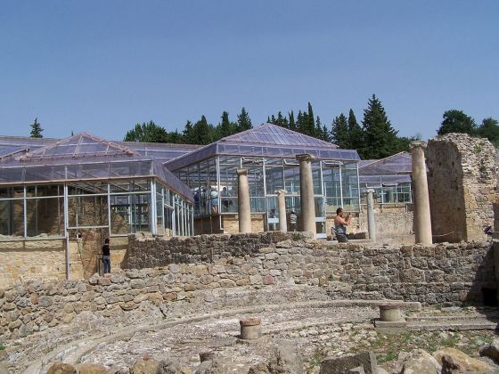 La Villa del Casale a Piazza Armerina con la copertura realizzata su progetto di Franco Minissi nel 1957 per proteggere i mosaici. Courtesy Wikipedia
