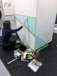 L'artista Mairi Timoney per il live painting di Gin Mare_Affordable Art Fair