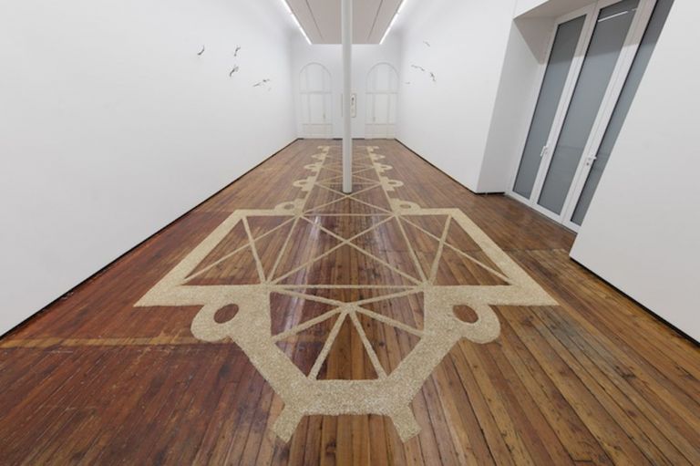 Marinus Boezem, Bird’s eye view, 2019. Installazione site specific, Galleria Fumagalli, Milano 2019. Photo Antonio Maniscalco