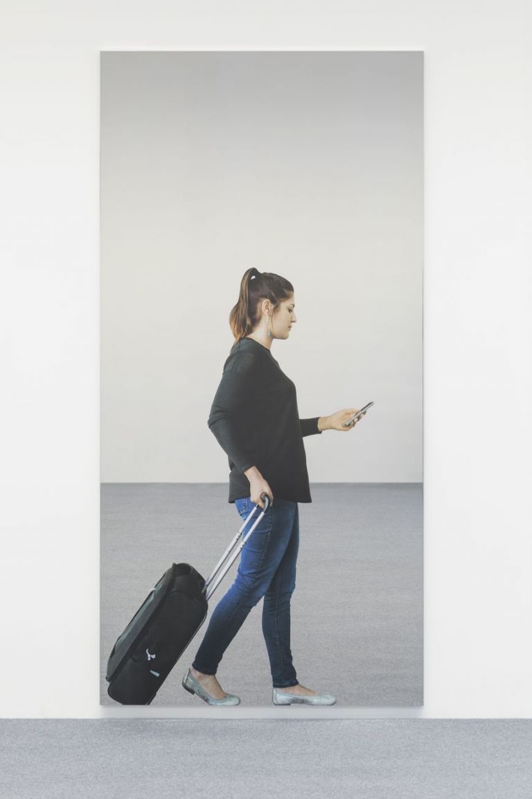 Michelangelo Pistoletto, Smartphone – ragazza con il trolley, 2018. Photo Nicola Morittu. Courtesy Galleria Giorgio Persano