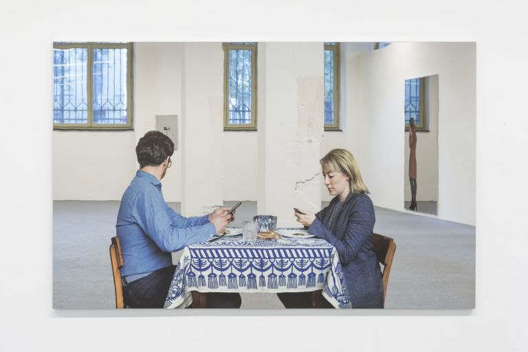 Michelangelo Pistoletto, Smartphone coppia a colazione, 2018. Photo Nicola Morittu. Courtesy Galleria Giorgio Persano