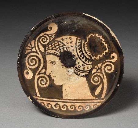 Piatto a figure rosse con testa di donna, 350-325 a.C. Parigi, Musée du Louvre, Département des Antiquités grecques, étrusques et romaines. Photo credits © Hervé Lewandowski - RMN-Réunion des Musées Nationaux - distr. Alinari