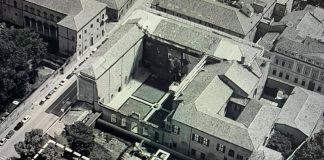 Ecco dove sarebbe stato realizzato il padiglione, non avrebbe turbato la "unicità" di Palazzo dei Diamanti ma avrebbe riqualificato un prato abbandonato e adibito a cantiere, che quindi resterà così...