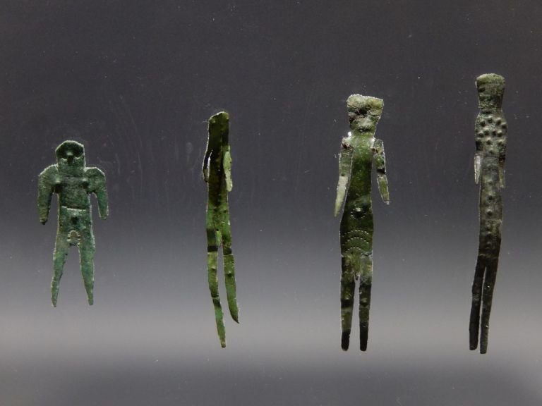 Quattro figurine in lamina bronzea ritagliata, dal Forcello di Bagnolo San Vito (MN), fine V – inizio IV secolo a.C., Mantova, Museo Archeologico Nazionale, Complesso Museale di Palazzo Ducale