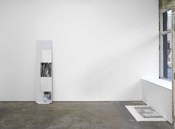Riccardo Baruzzi, Curva sopra lama, installazioni view, 2010, Arcade, Londra