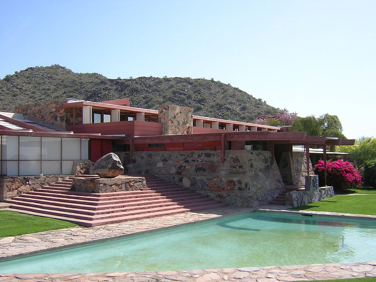 Taliesin West, fountain and terrace, with dining and dormitory area beyond, photo by Lar, fonte English Wikipedia