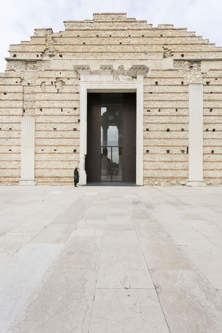 Tempio Capitolino di Brescia, foto di Giovanna Silva dei quattro edifici in mostra. Courtesy la Triennale di Milano