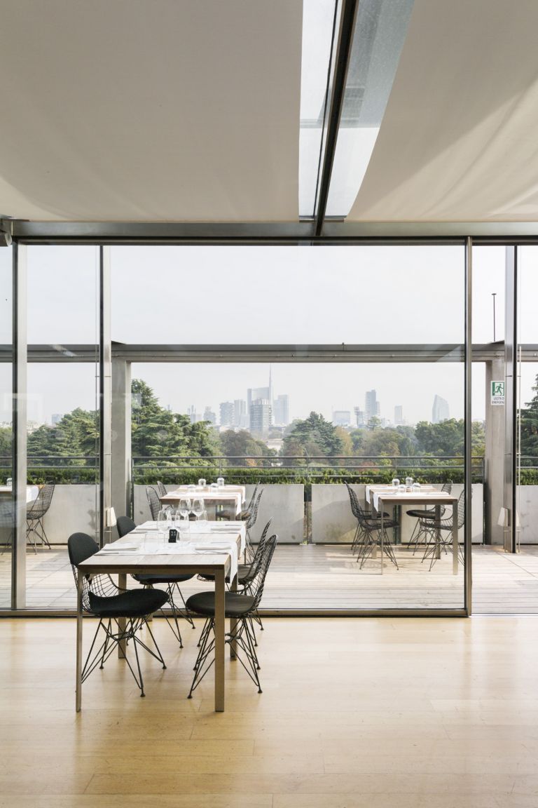 Terrazza della Triennale, foto di Giovanna Silva dei quattro edifici in mostra. Courtesy la Triennale di Milano