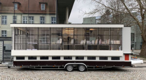 Una miniatura del Bauhaus su ruote in giro per il mondo con scopi sociali