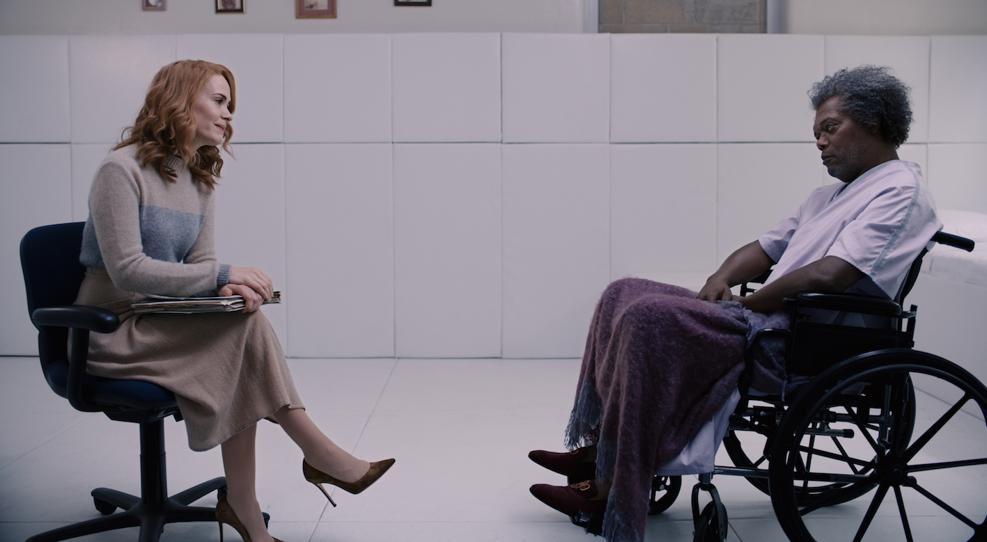 GLASS..L to R: Sarah Paulson as Dr. Ellie Staple and Samuel L. Jackson as Elijah Price/Mr. Glass in Glass, written and directed by M. Night Shyamalan. ..Photo Credit: Universal Pictures..