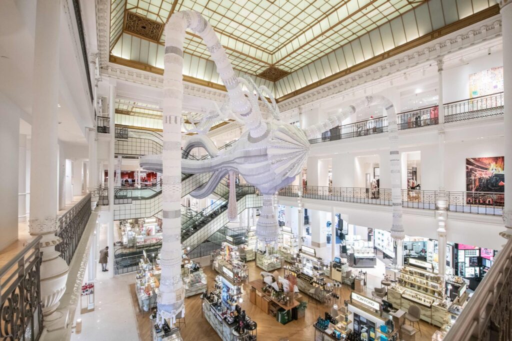 Simone, installazione di Joana Vasconcelos a Le Bon Marché Rive Gauche a Parigi