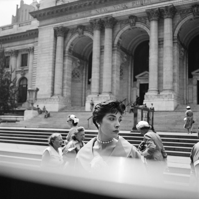 1. Vivian Maier, New York Public Library, New York, c. 1952 40x50 cm (16x20 inch.) Framed: 53,2x63,4 cm ©Estate of Vivian Maier, Courtesy of Maloof Collection and Howard Greenberg Gallery, NY