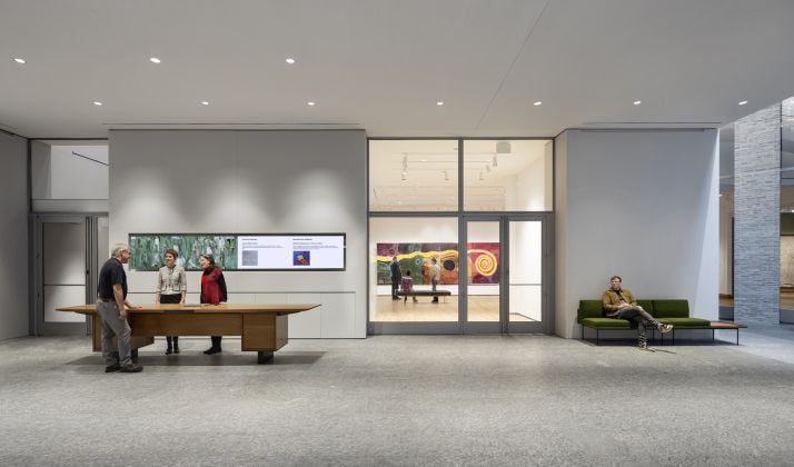 Inside the museum’s new atrium, where partnered entrances to the center for object study and the galleries flank the expansive welcome desk. Photograph © Michael Moran. Courtesy of the Hood Museum of Art, Dartmouth.