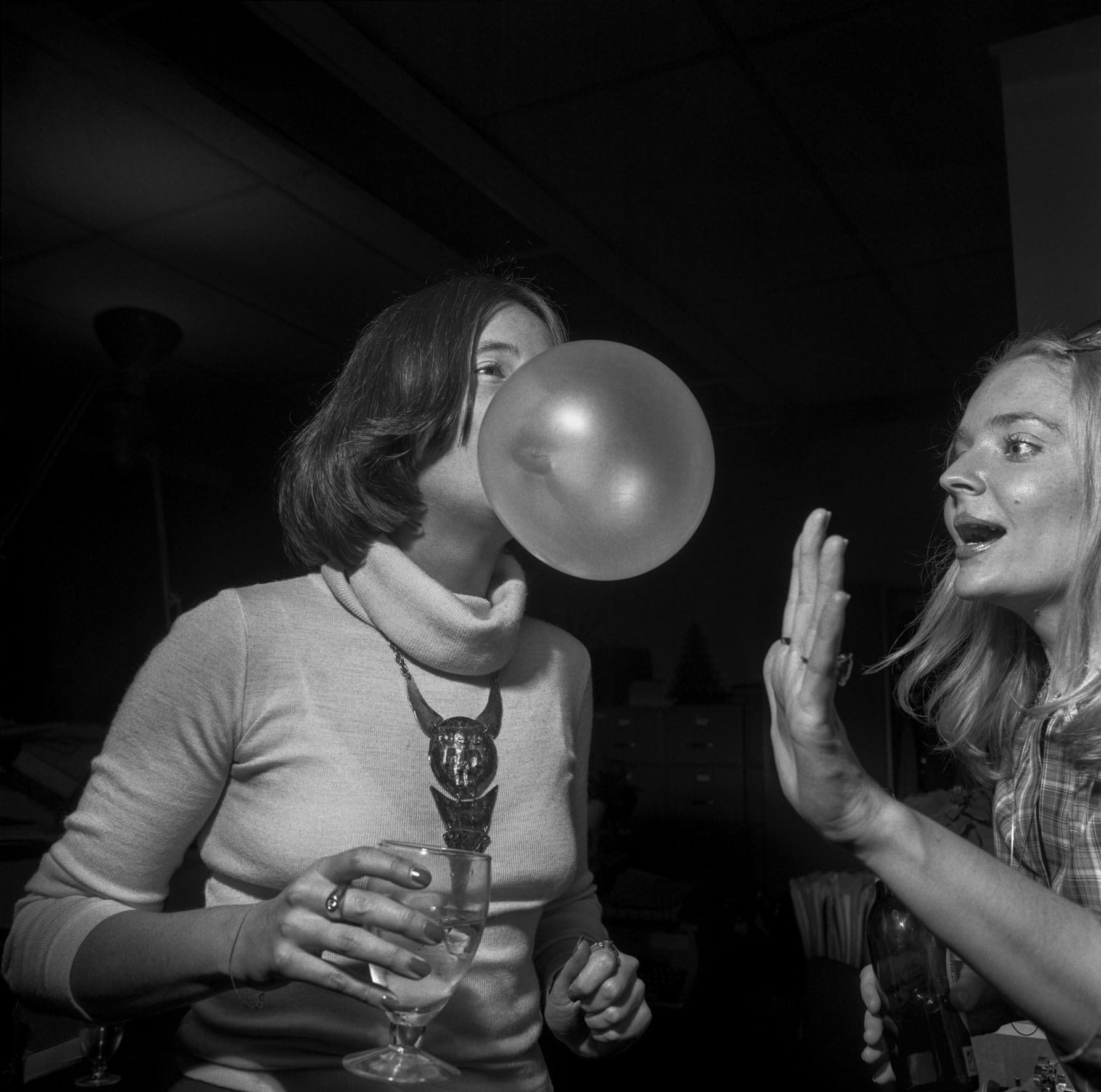 Larry Fink, New York Magazine Party, New york City, October 1977 © Larry Fink