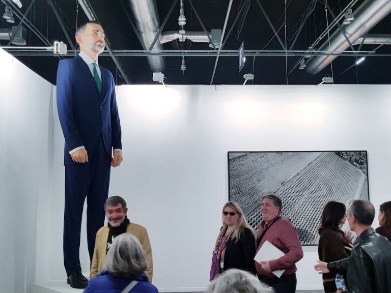 ARCOmadrid 2019, l’artista Santiago Sierra sbaraglia tutti con un fantoccio del re Felipe VI