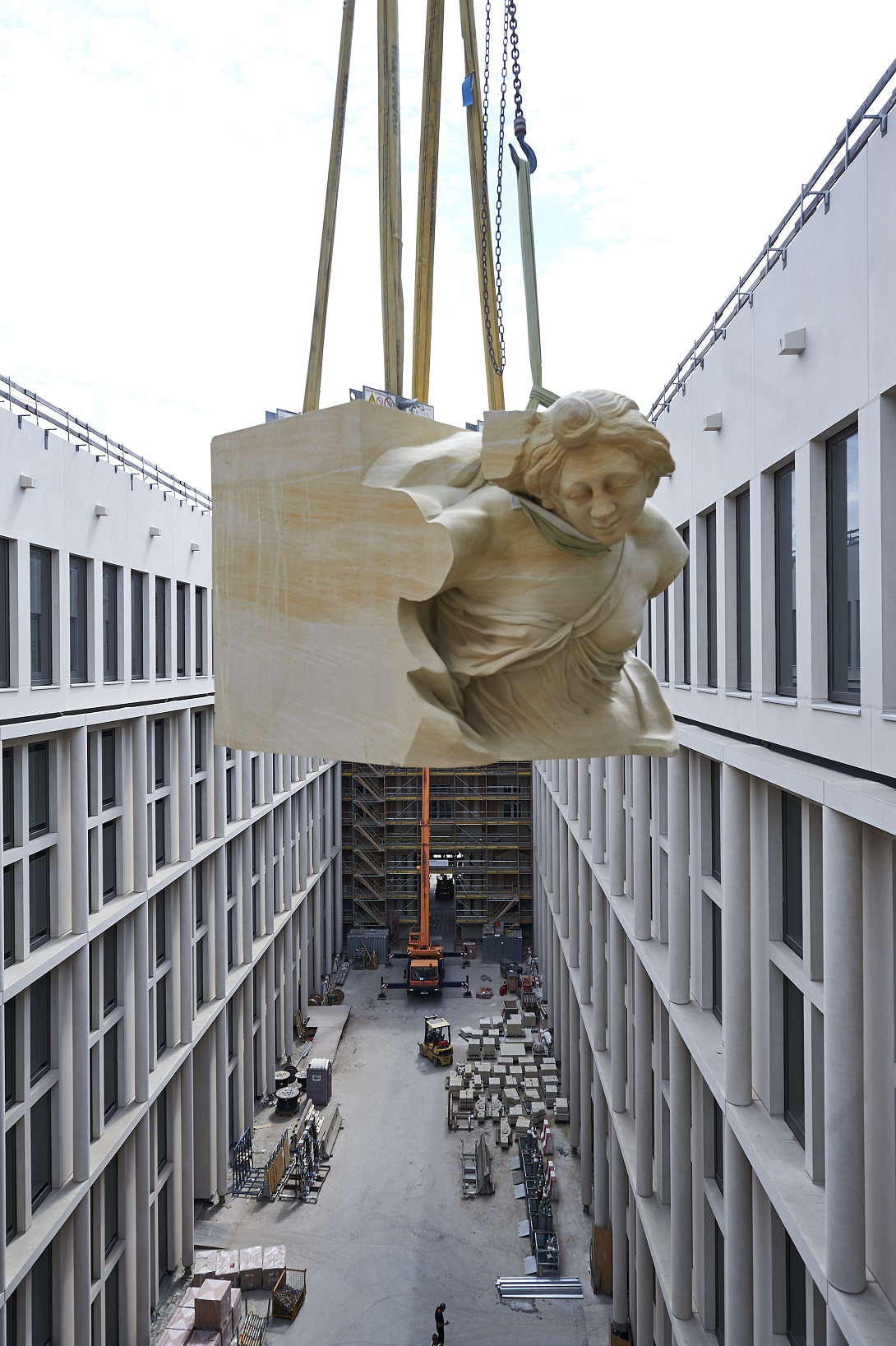 Installation of the tympanum at Portal 4, May 2018. © SHF Stephan Falk