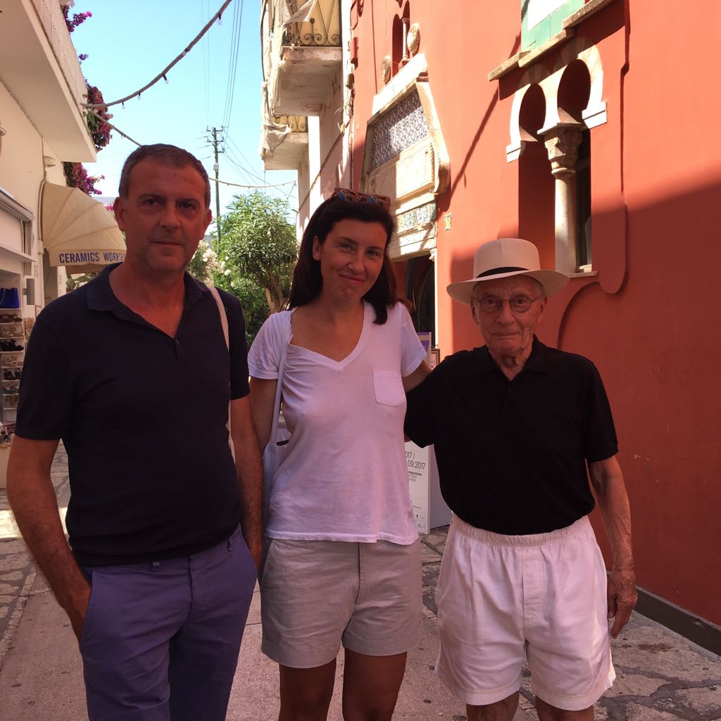 Arianna Rosica, Gianluca Riccio e Alessandro Mendini davanti alla Cara Rossa di Anacapri