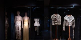 Back Side – Fashion from Behind. Musée Mode et Dentelle, Bruxelles 2019. Corsetti e camicia di forza, XIX sec. inizi XX sec. Photo credits BackSide © www.detiffe.com