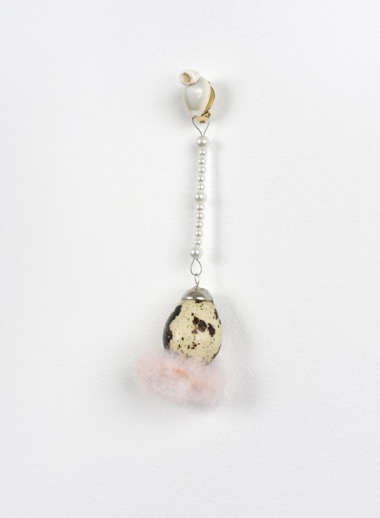 Cinzia Ruggeri Orecchino per quaglia (Earing for quail), 2018 Cowry, synthetic pearls, shell 20 x 4 cm / 7 7/8 x 1 37/64 inches Courtesy of the artist and Campoli Presti, London / Paris