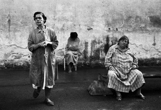 Carla Cerati, dalla serie Morire di classe, la realtà manicomiale. Immagini realizzate negli Ospedali Psichiatrici di Gorizia, Firenze Parma tra aprile e ottobre 1968