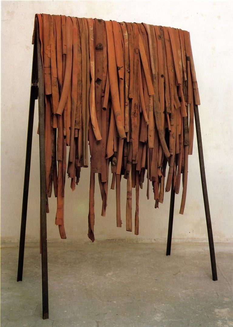 Carol Rama, Presagi di Birnam, 1970, camere d'aria di bicicletta su cavalletto di ferro (ferro, gomma poliisoprenica), 180 x 122 x 60 cm, M9 159.
