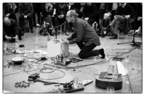 Musica fatta di oggetti all’HangarBicocca di Milano, tra gli Igloo di Mario Merz. Le immagini