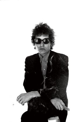 Dylan suona l’armonica, 1965 © 2018 Jerry Schatzberg