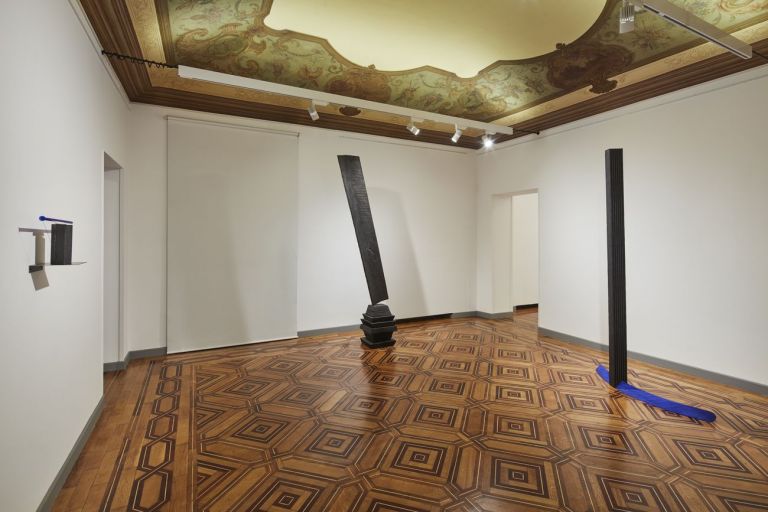 Equilibrium. Un’idea per la scultura italiana. Installation view at Mazzoleni, Torino 2018. Photo Agostino Osio, Alto Piano srl. Courtesy Mazzoleni, Londra-Torino