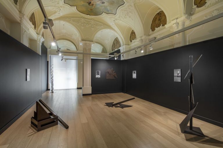 Equilibrium. Un’idea per la scultura italiana. Installation view at Mazzoleni, Torino 2018. Photo Agostino Osio, Alto Piano srl. Courtesy Mazzoleni, Londra-Torino