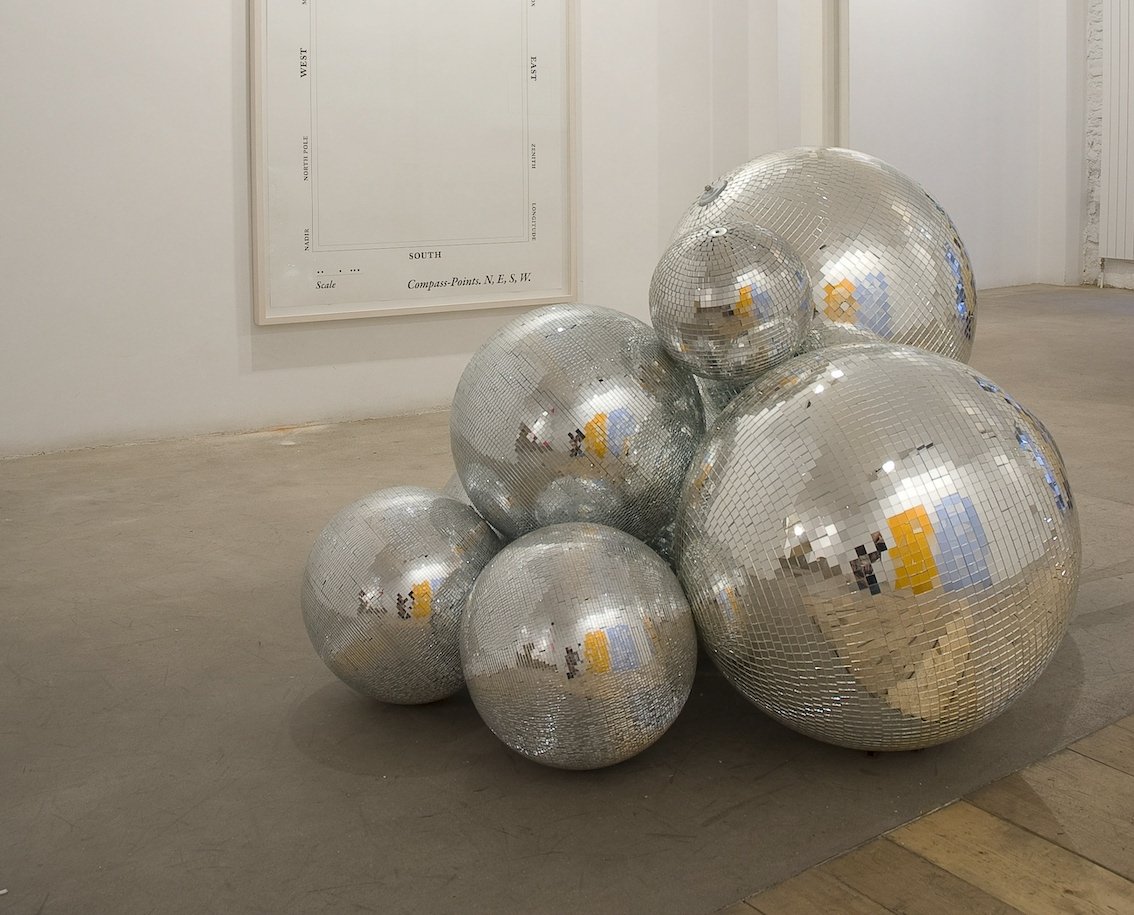 José Dávila. Gonzalo Lebrija, 2009. Ensamblaje con bolas de espejo. Colección CA2M. ©José Dávila. VEGAP Madrid, 2019