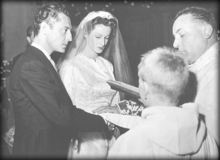 Gianni e Marella Agnelli nel giorno delle nozze, celebrate nel castello di Osthoffen a Strasburgo nel 1953