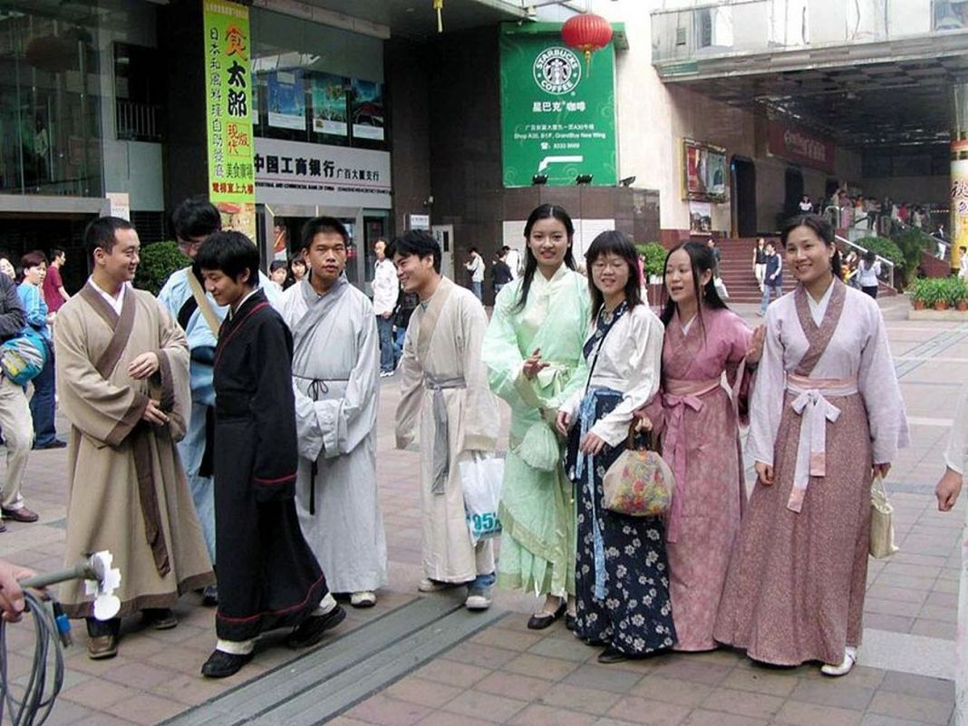 Giovani dell'etnia Han indossano l'abito tradizionale Hanfu