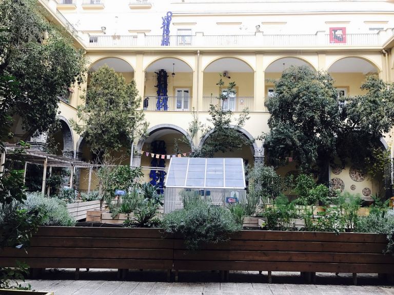 Il giardino della Fondazione Foqus a Napoli Ritratti, feticci, muri e pregiudizi. Sfregiato a Napoli il ritratto della Tarantina