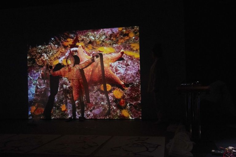 Joan Jonas, Moving Off the Land, 2016-17. Performance con María Huld Markan al Sequences art festival, Reykjavík 2017. Courtesy the artist & Gavin Brown’s Enterprise, New York-Roma. Photo Elísabet Davíðsdóttir