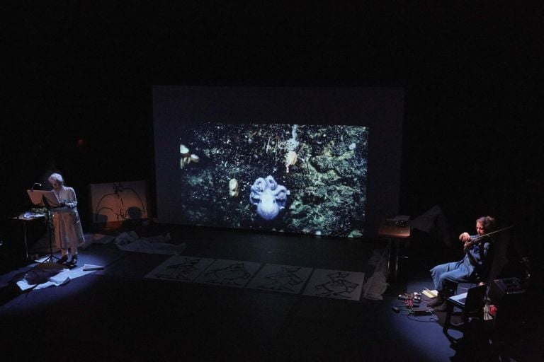 Joan Jonas, Moving Off the Land, 2016-17. Performance con María Huld Markan al Sequences art festival, Reykjavík 2017. Courtesy the artist & Gavin Brown’s Enterprise, New York-Roma. Photo Elísabet Davíðsdóttir