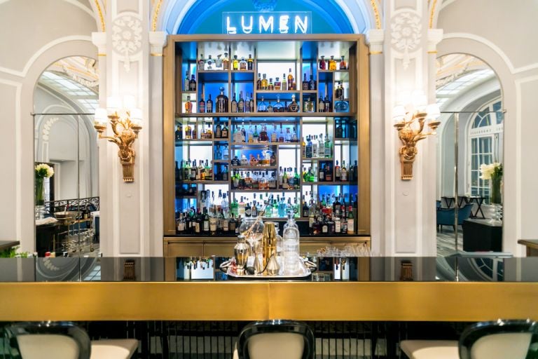 LUMEN CocktailsCuisine bottigliera orizz Apre il Bar Lumen dell’hotel The St. Regis Rome. Con una collezione di bicchieri d’artista