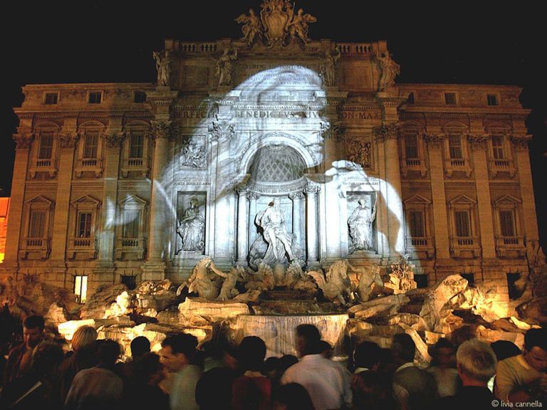 La Dolce Vita. Fontana di Trevi, Roma 2003. Progetto proiezione e realizzazione immagini di Livia Cannella
