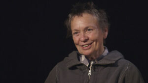 Viviamo nel panico costante. Video-intervista a Laurie Anderson