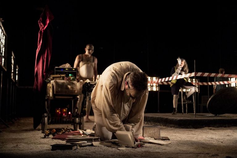 Linda Dalisi, E pecché? E pecché? E pecché? Pulcinella in Purgatorio, regia Andrea De Rosa. Teatro Stabile Napoli – Teatro Nazionale. Photo Marco Ghidelli